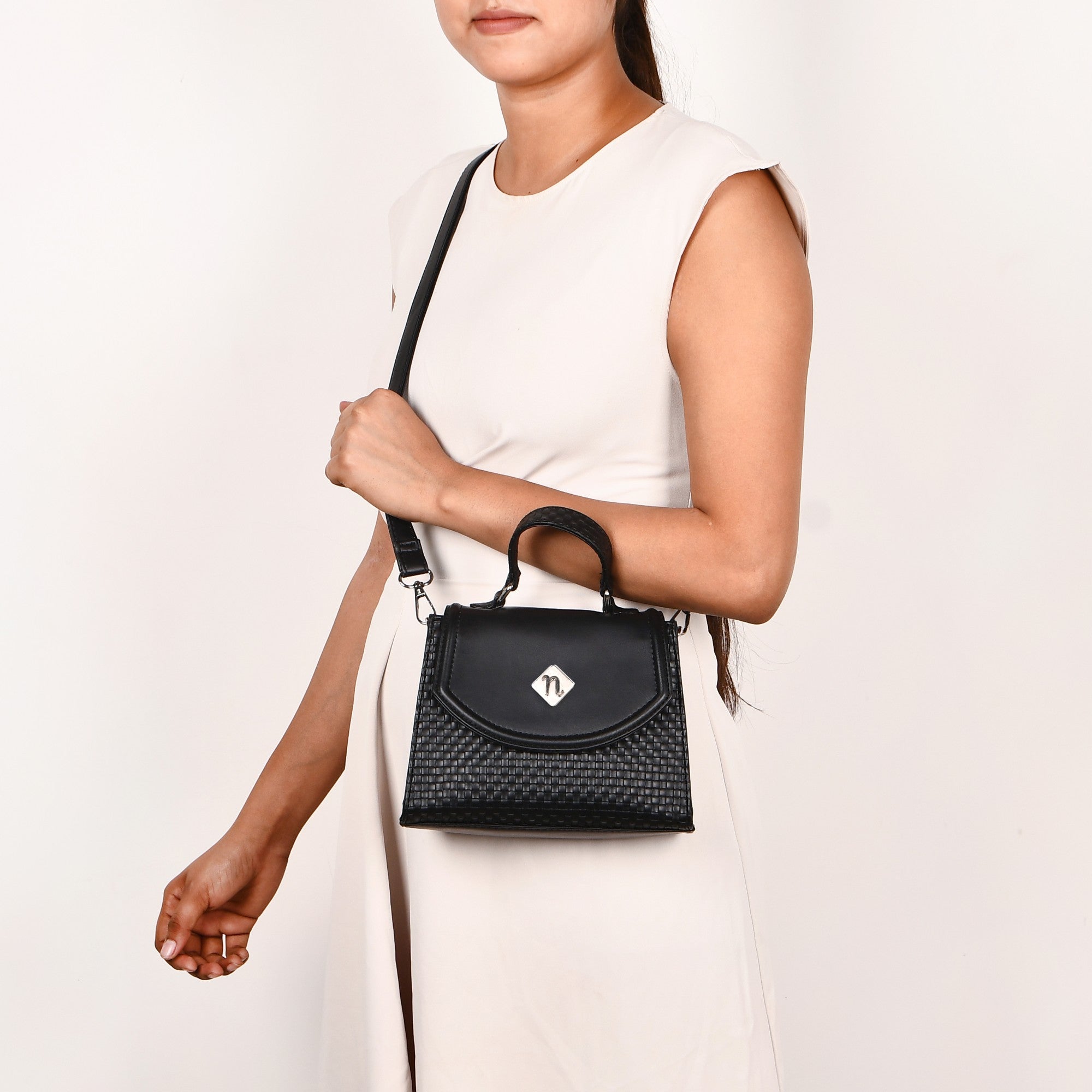 Soi Black Handheld Bag With Sling